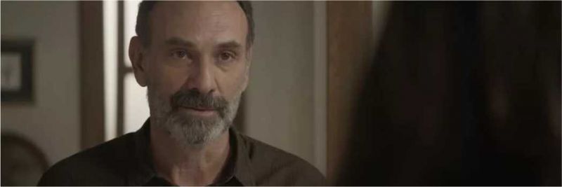 Basma (Dalila - Alice Wegmann) coloca Helena (Carol Castro) contra Elias (Marco Ricca) — Foto: TV Globo