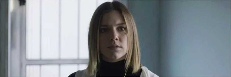 Basma/Dalila (Alice Wegmann) é surpreendida por Laila (Julia Dalavia) na frente da família — Foto: TV Globo