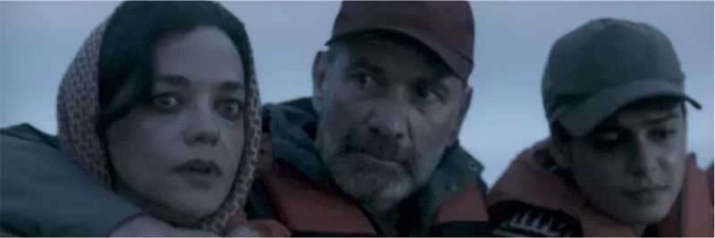 Em 'Órfãos da Terra', Missade (Ana Cecília Costa) conta à prima tudo que ela, Elias (Marco Ricca) e Laila (Julia Dalavia) passaram desde o bombardeio de sua casa na Síria — Foto: Reprodução/TV Globo