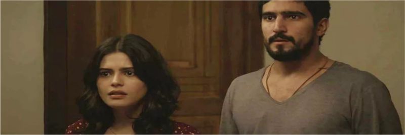 Laila (Julia Dalavia) fica assustada com a acusação de Rania (Eliane Giardini) para Jamil (Renato Góes) — Foto: Globo