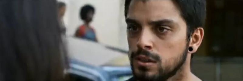 Bruno (Rodrigo Simas) tenta beijar Laila em 'Órfãos da Terra' — Foto: TV GLOBO