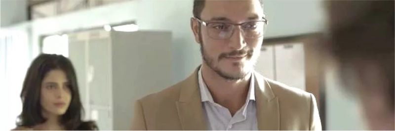 Youssef (Allan Souza Lima) finge ser empresário rico e mente para padre Zoran — Foto: TV GLOBO