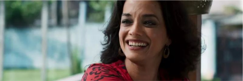 Missade (Ana Cecília Costa) voltou a sorrir depois que conseguiu abrir o novo negócio em 'Órfãos da Terra' — Foto: TV Globo