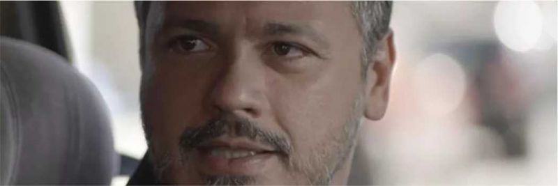 Almeidinha (Danton Mello) faz perguntas sobre o antigo dono do foodtruck — Foto: TV Globo