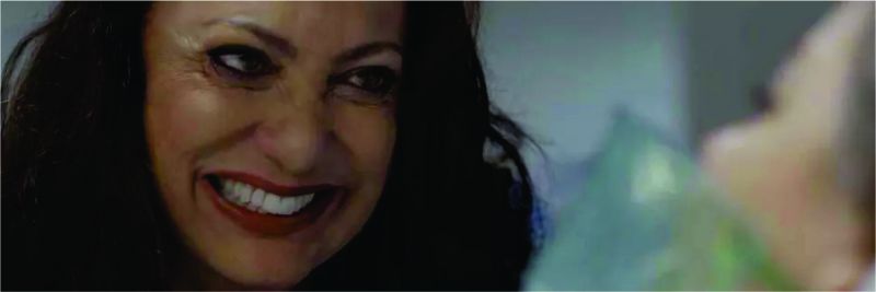 Rania (Eliane Giardini) fica emocionada ao ver Dalila (Alice Wegmann) sair do coma — Foto: Globo