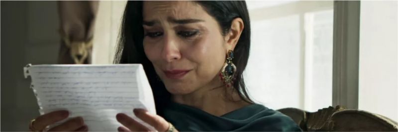 Soraia (Leticia Sabatella) se emociona ao ler bilhete de Hussein (Bruno Cabrerizo) em 'Órfãos da Terra' — Foto: Reprodução/TV Globo