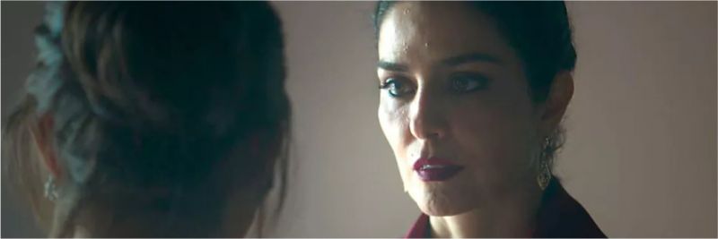 Soraia (Leticia Sabatella) tenta confortar Laila (Julia Dalavia) em 'Órfãos da Terra' — Foto: Reprodução/TV Globo