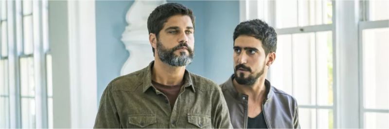 Jamil (Renato Góes) revela a Houssein (Bruno Cabrerizo) que não vai entregar Laila (Julia Dalavia) e Aziz (Herson Capri) em 'Órfãos da Terra' — Foto: Paulo Belote/Globo