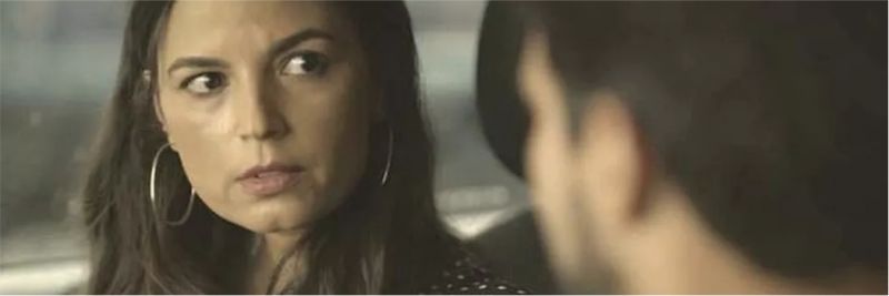 Zuleika (Emanuelle Araújo) ouve Jamil e promete ajudá-lo — Foto: TV GLOBO