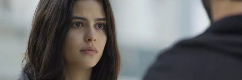 Laila (Julia Dalavia) fica sem graça ao escutar mais uma declaração de Bruno (Rodrigo Simas) — Foto: TV Globo