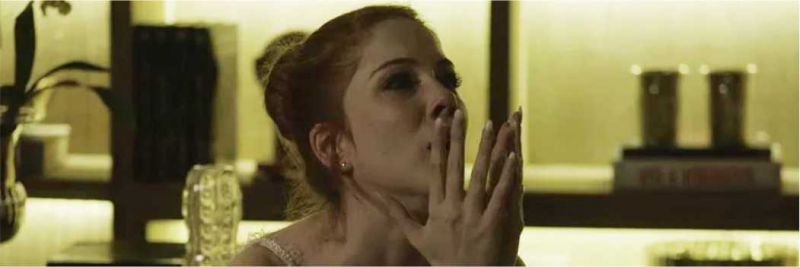 Valéria (Bia Arantes) joga praga para cima de Teresa (Leona Cavalli) — Foto: TV Globo