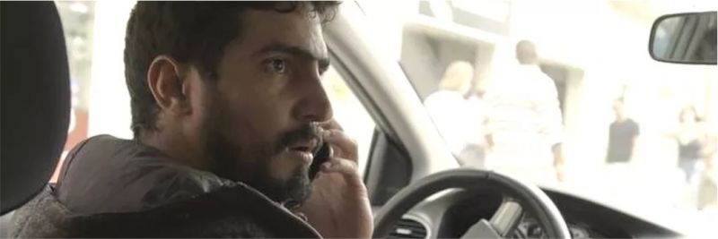 Jamil (Renato Góes) recebe ligação de Youssef — Foto: TV GLOBO