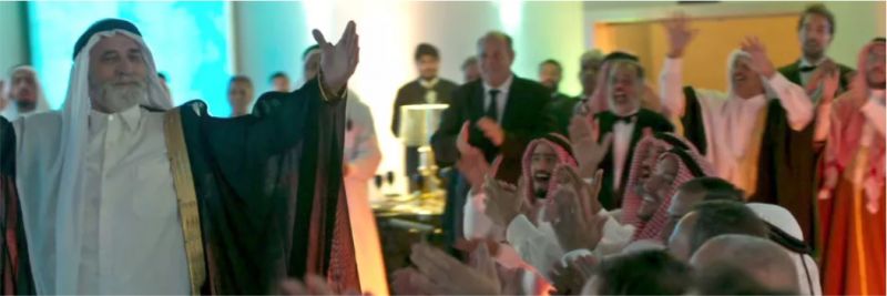 Aziz (Herson Capri) celebra seu casamento e proíbe Soraia (Letícia Sabatella) de contar a Laila (Julia Dalavia) sobre a morte do irmão em 'Órfãos da Terra' — Foto: Reprodução/TV Globo