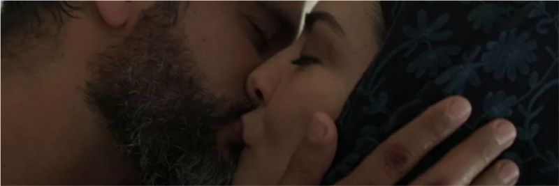 Hussein (Bruno Cabrerizo) e Soraia (Leticia Sabatella) têm reencontro emocionante e se beijam em 'Órfãos da Terra' — Foto: Reprodução/TV Globo
