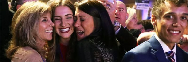 Eleitoras do republicano Ron DeSantis comemoram sua vitória nas eleições ao governo da Flórida, em Orlando, na terça-feira (6) 
