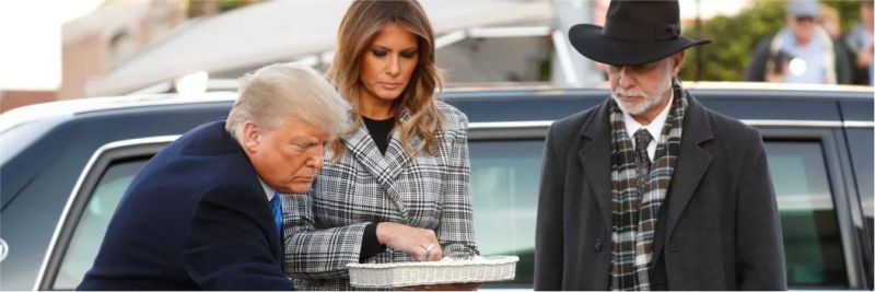O presidente dos EUA, Donald Trump, deposita uma pedra em homenagem a vítimas de massacre em memorial na Sinagoga Árvore da Vida, acompanhado pela primeira-dama, Melania, e pelo rabino Jeffrey Myers, em Pittsburgh, na terça-feira (30) 