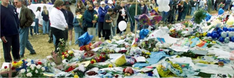 Moradores de Littleton se reúnem em memorial para as vítimas do massacre, em 24 de abril de 1999 — Foto: Mark Leffingwell/AFP