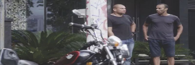 Dois caras sabotam a moto de Samuca