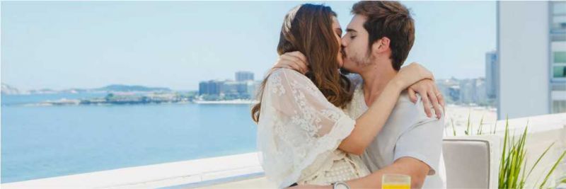 Marocas (Juliana Paiva) e Samuca (Nicolas Prattes) passam a primeira noite como casados em hotel luxuoso na novela 'O Tempo Não Para'