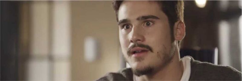 Samuca (Nicolas Prattes) é surpreendido por mensagem de 'não autorizado' ao tentar pagar conta com cartão, na novela 'O Tempo Nâo Para'