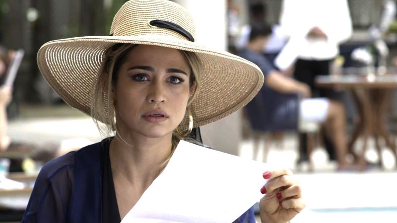 Teaser: Sandra Helena fica surpresa ao receber intimação