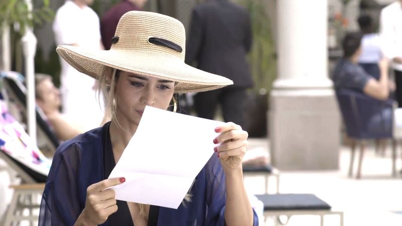 Teaser: Sandra Helena fica surpresa ao receber intimação