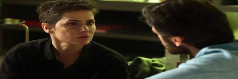 Karola fica surpresa com o pedido do ex 