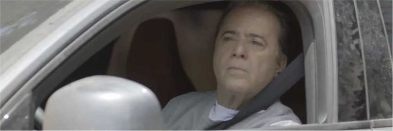 Olavo (Tony Ramos) segue Lourdes Maria (Bruna Linzmeyer) até sua casa, na novela 'O Sétimo Guardião' 