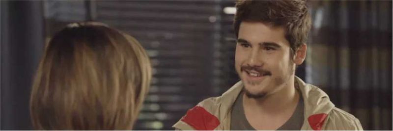 Samuca (Nicolas Prattes) estranha ao receber a visita de Betina (Cleo) em sua casa na novela 'O Tempo Não Para' 