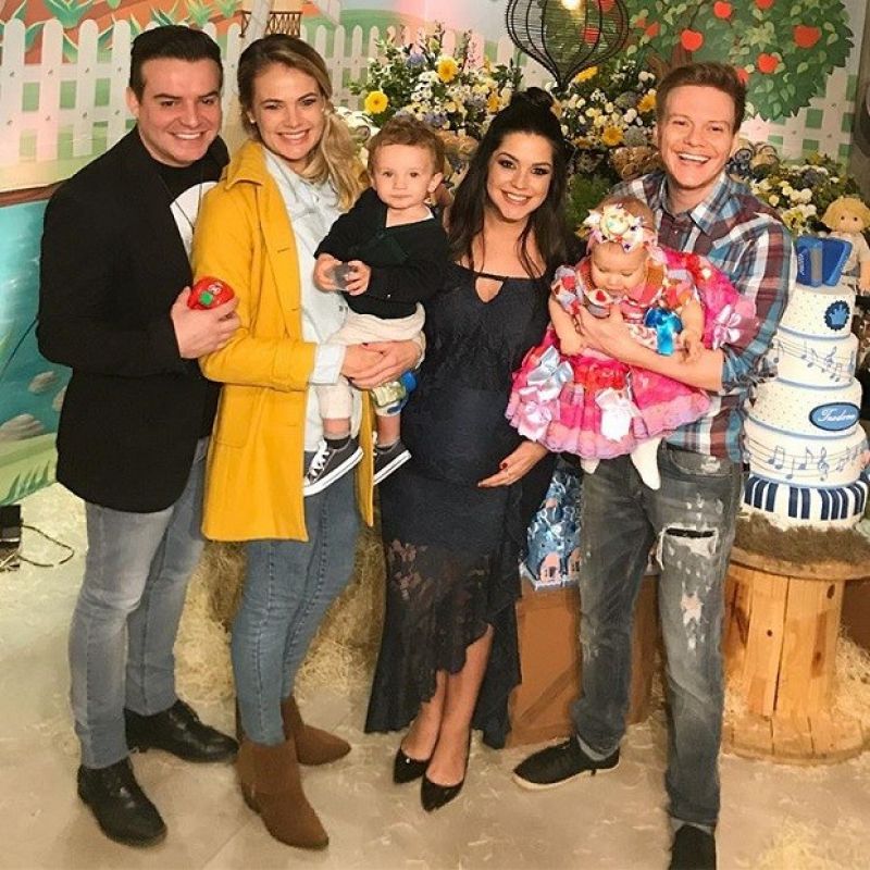 Thais Pacholek e Belutti visitam filho de Michel Teló e Thais Fersoza: 