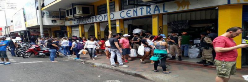 Militares bloqueiam a entrada do camelódromo (Foto: Carlos Gonçalves/Arquivo pessoal) 