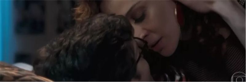 Lidiane (Claudia Raia) beija Patrick (Klebber Toledo) em 'Verão 90'