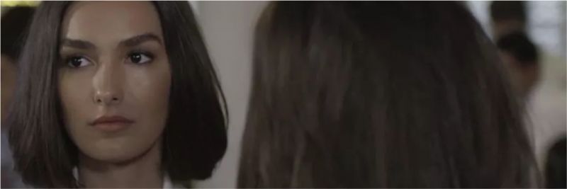 Larissa (Marina Moschen) conhece bem a amiga que tem e sabe que Vanessa (Camila Queiroz) não está falando a verdade, em 'Verão 90' 