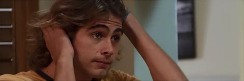 João (Rafael Vitti) se enrola todo ao mentir para Manuzita (Isabelle Drummond), na novela 'Verão 90' — Foto: TV Globo
