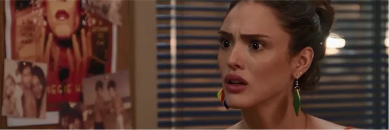 Manuzita (Isabelle Drummond) se revolta com a mentira de João (Rafael Vitti), na novela 'Verão 90' — Foto: TV Globo