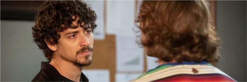 Jerônimo (Jesuíta Barbosa) se irrita com visita surpresa de João (Rafael Vitti), em 'Verão 90 — Foto: Isabella Pinheiro/Gshow