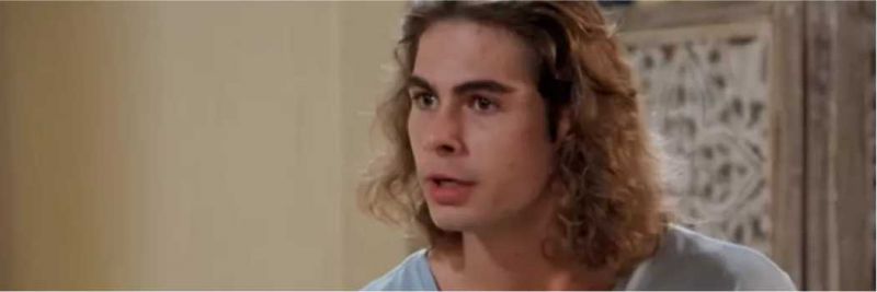 João (Rafael Vitti) pressiona Vanessa (Camila Queiroz), em 'Verão 90' — Foto: TV Globo
