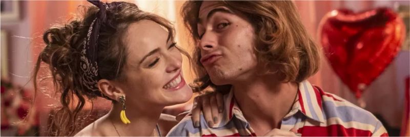 João (Rafael Vitti) decora o quarto de Manuzita (Isabelle Drummond) de um jeito todo especial para pedi-la em casamento, em 'Verão 90' 