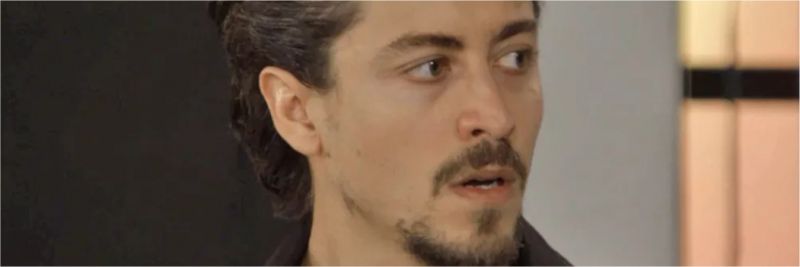 Jerônimo (Jesuíta Barbosa) fica em choque ao ser demitido, na novela 'Verão 90' — Foto: Globo