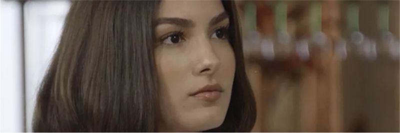 Larissa (Marina Moschen) é convencida por Vanessa (Camila Queiroz) a não terminar com Quinzinho (Caio Paduan), em 'Verão 90' — Foto: TV Globo