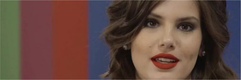 Vanessa (Camila Queiroz) está morrendo de ciúmes de Jerônimo (Jesuíta Barbosa), em 'Verão 90' — Foto: Globo