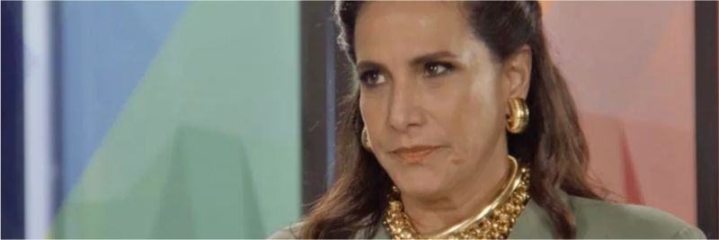 Mercedes (Totia Meireles) quer saber o que tem na fita sobre Jerônimo (Jesuíta Barbosa), em 'Verão 90' — Foto: Globo