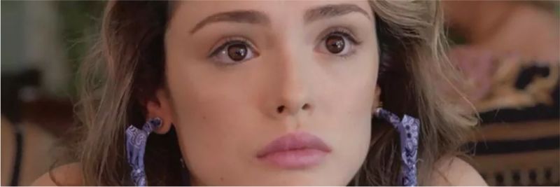 Manuzita (Isabelle Drummond) ganha declaração de amor de João (Rafael Vitti) e defende o namorado na frente de todos, em 'Verão 90' — Foto: Globo