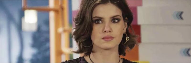 Vanessa (Camila Queiroz) é colocada contra a parede por Dandara (Dandara Mariana), esposa de Quinzinho (Caio Paduan), em 'Verão 90' — Foto: TV Globo