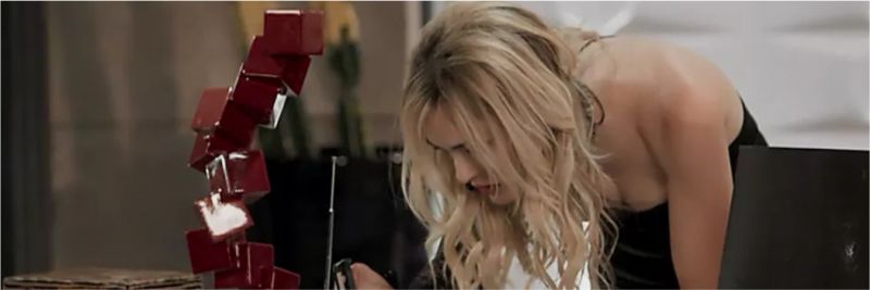 Manuzita (Isabelle Drummond) vasculha a casa de Jerônimo (Jesuíta Barbosa) atrás de provas sobre o Crime da Joatinga, em 'Verão 90' — Foto: TV Globo
