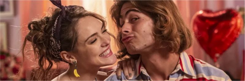 Isabelle Drummond e Rafael Vitti nos bastidores de 'Verão 90' — Foto: Artur Meninea/Gshow