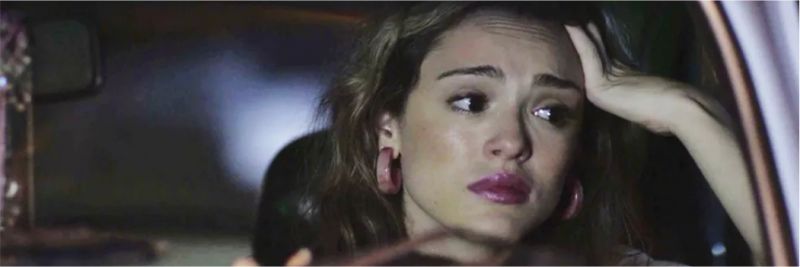 Manuzita (Isabelle Drummond) fica arrasada por ter brigado com João (Rafael Vitti), em 'Verão 90