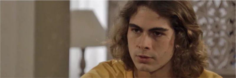 João (Rafael Vitti) fica chocado com notícia de Moana (Giovana Cordeiro), em 'Verão 90' — Foto: TV Globo