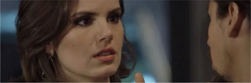 Jerônimo (Jesuita Barbosa) diz para Vanessa (Camila Queiroz) que vai se vingar de todo mundo, em 'Verão 90' — Foto: TV Globo