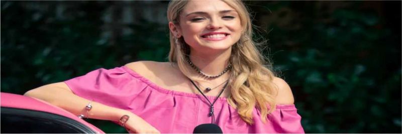 Manuzita (Isabelle Drummond) apresenta o último No Fusca com Manu e entrevista João (Rafael Vitti), em 'Verão 90' — Foto: Fabiano Battaglin/Gshow